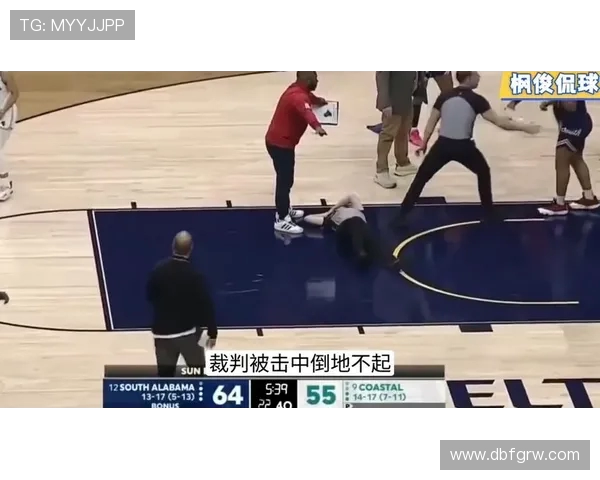 加德纳与小皮蓬场上冲突激烈双方抱摔打斗被裁判驱逐出场